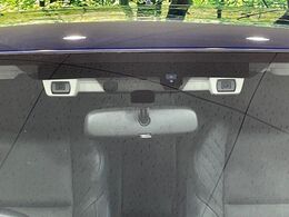 【アイサイトVer2】前方の車両等を検知し、衝突しそうな時は警報で注意を促し、ブレーキを踏む力をサポート。ブレーキを踏めなかった場合は衝突被害軽減ブレーキが作動、衝突回避をサポートします。