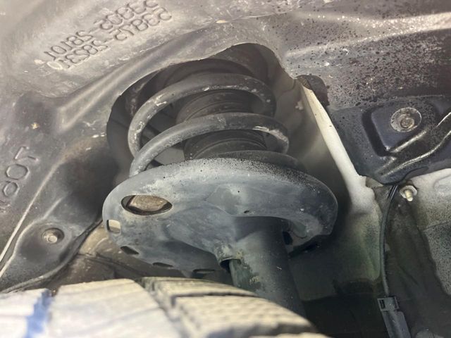 お車を安心してお乗りいただく為には、足回りの定期点検が欠かせません。サービスサポート（有償保証）では無料点検もご提供しており、安心のカーライフをお過ごしいただけるサポート体制が整っています。