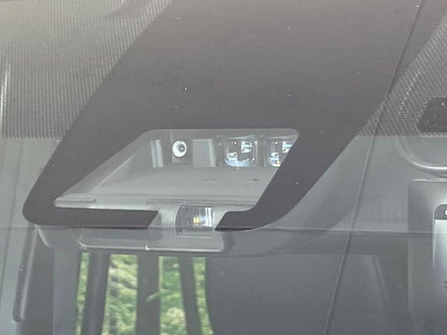 【トヨタセーフティセンス】走行中に前方の車両等を認識し、衝突しそうな時は警報とブレーキで衝突回避と被害軽減をアシスト。より安全にドライブをお楽しみいただけます。