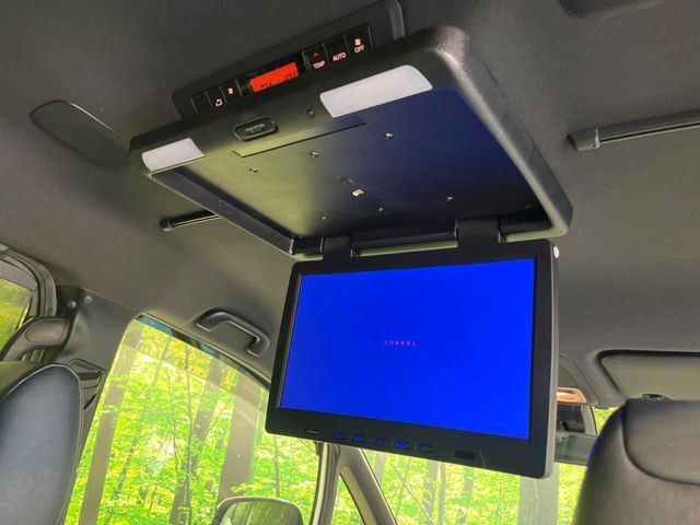 【フリップダウンモニター】大画面モニターで後席でもエンタメをお楽しみいただけます。小さなお子様にも大人気の装備です♪