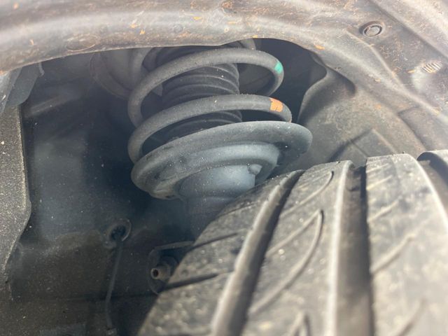 お車を安心してお乗りいただく為には、足回りの定期点検が欠かせません。サービスサポート（有償保証）では無料点検もご提供しており、安心のカーライフをお過ごしいただけるサポート体制が整っています。