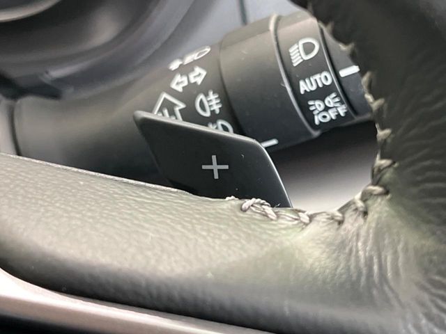 【パドルシフト】ハンドルから手を離さずに素早くシフトアップ＆ダウンができるので、エンジンブレーキを使う下り坂や高速道路の合流で加速したい場面で役立ちます。