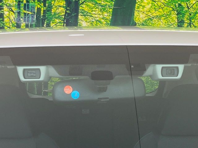 【アイサイト】前方の車両等を検知し、衝突しそうな時は警報で注意を促し、ブレーキを踏む力をサポート。ブレーキを踏めなかった場合は衝突被害軽減ブレーキが作動、衝突回避をサポートします。