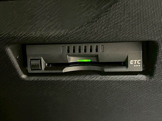 【ETC車載器】を装備しておりますので、ご納車直後からの遠距離ドライブも可能です。土日の利用料金の割引や、朝夕の通行料金を割引料金で高速道路をお楽しみいただけます。
