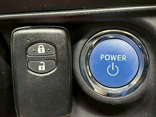 【スマートキー】車内へのアクセスやエンジン始動が楽々に行える今や必須アイテムのキー複製防止の「イモビライザー」まで備わっております。