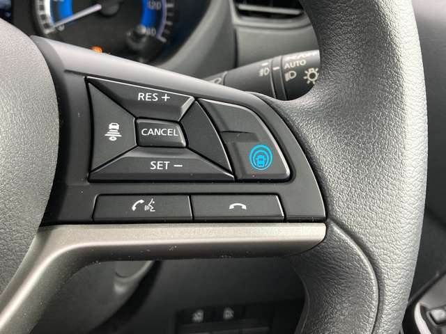 プロパイロットスイッチ。高速道路での、単調な”渋滞走行”と長時間の”巡航走行”。この2つのシーンで、ドライバーに代わってアクセル、ブレーキ、ステアリングを自動で制御。