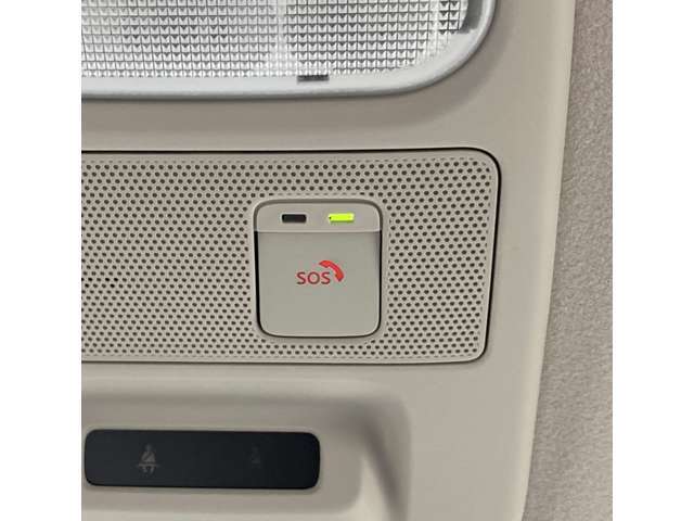 SOSコール。事故や救急時などに、ボタンひとつで専門のオペレータに接続。警察や消防への連携をサポートします。
