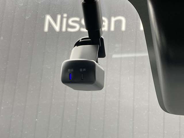 日産オリジナルドライブレコーダー（フロント＋リヤ）です。ナビゲーション連動はもちろん、後方撮影もできます。設定・画像の再生などをスマートフォンのアプリから簡単の操作が行えます。