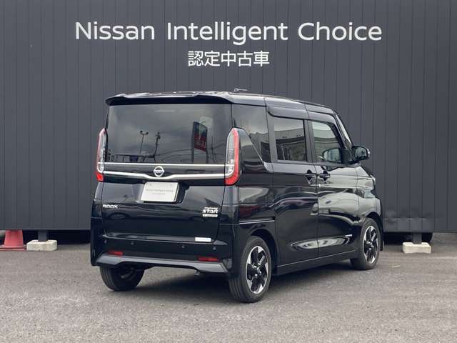 外装色：ブラックPです。プレミアム認定中古車の4つのポイント　1.5年未満/走行距離5万Km以内　2.車輌評価4.5以上　3.徹底した点検整備　4.2年間の無料保証。