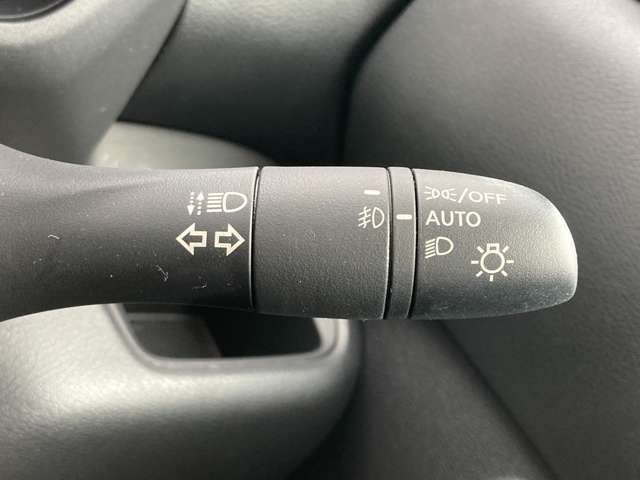インテリジェントオートライトシステム。ハイビームアシストは前方用察知カメラで、対向車のライト、道路周辺の明るさを察知。手動で切り替えるわずらしさを軽減します。