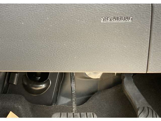 SRSニーエアバックシステム＜運転席＞はドライバーの脚部を受け止め、下肢の障害を軽減するとともに姿勢を維持することで、保護効果を高めます。