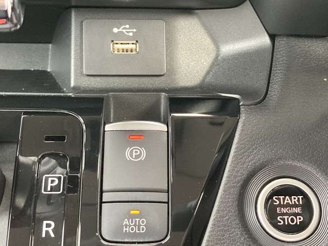 便利なオートホールドと電動パーキングブレーキです。ブレーキペダルを踏み込み、Pスイッチを引き上げると作動、押し下げると解除されます。USBソケット付！