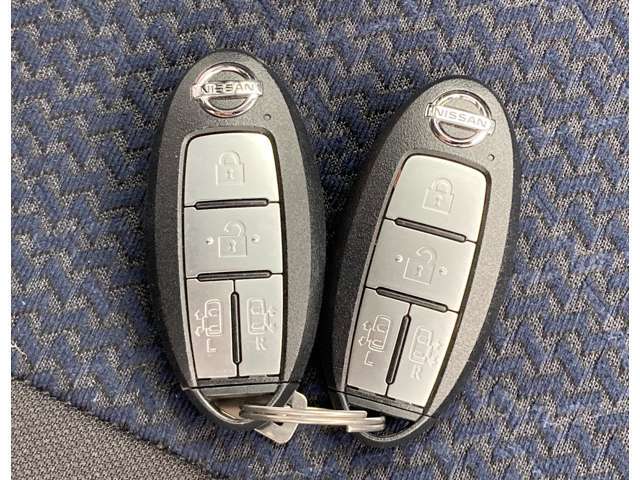 インテリジェントキーです！リクエスストスイッチを押すだけでカギを開閉できます。カギを取り出す必要がなく荷物を持っているときなど、とても便利です！