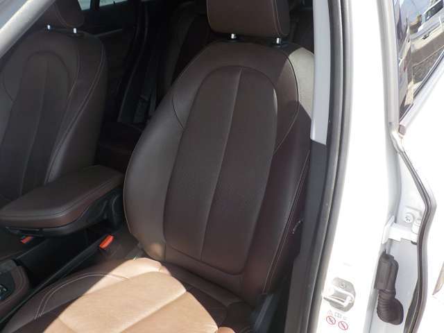 電動のパワーシート。運転席、助手席は前後は勿論、「高さ」などの「調整幅」も広いので小柄の女性の方でも正しい運転姿勢をとることができます。