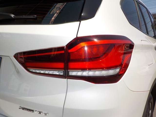 テールランプにもLEDが採用されています。BMW伝統の「L字」カッコイイです。