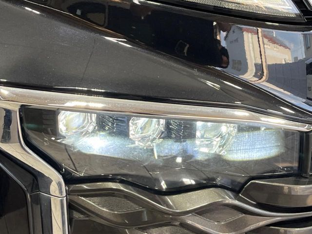 【LEDヘッドライト】悪天候や夜間走行時も良好な視界を確保し安心して運転できる高輝度LEDヘッドライトを装備！点灯速度が早く、消費電力も抑えられています。