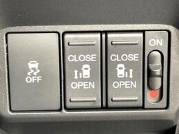 【両側パワースライドドア】スマートキーや運転席のスイッチで後席両側スライドドアの開閉が可能♪電動だから力を入れてドアを開ける必要が無く、小さなお子様でも簡単に開け閉めでき快適です♪