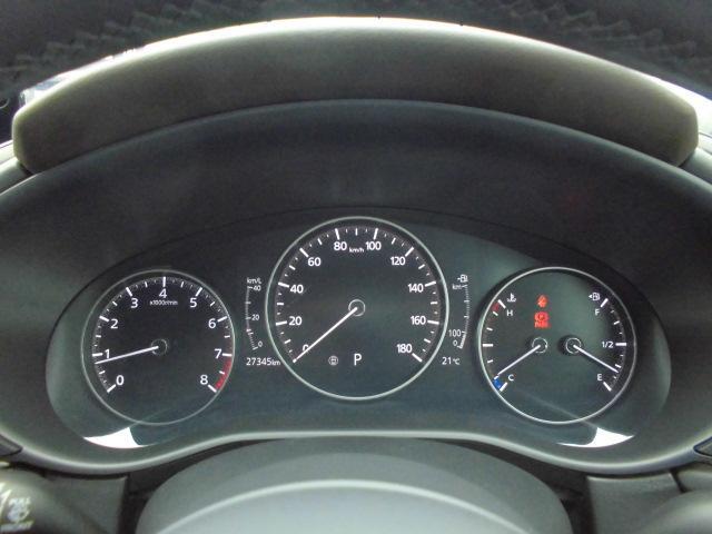 中央のメーターを軸とし、「左右対称」を意識してデザインされたメーターパネル。ドライバーへ中心軸を意識させ、「どこまでも走っていきたい」と思わせてくれるデザインです。