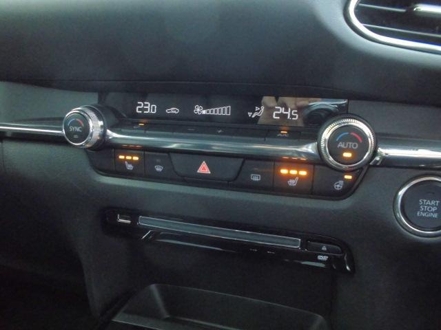 フルオートエアコン、運転席＆助手席シートヒーター、ステアリングヒーター装備です。