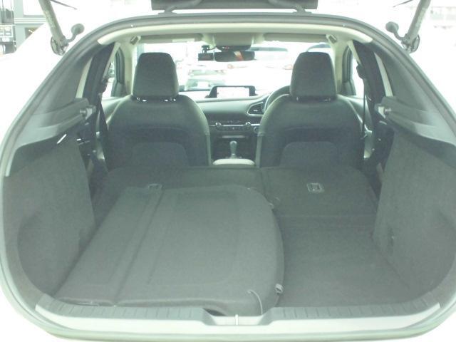大型のスーツケースや、一般的なベビーカーが積み込める実用的な広さを備えたラゲッジルームです。後部座席を倒せばたくさんの荷物を積めるフラットなラゲッジスペースになります。