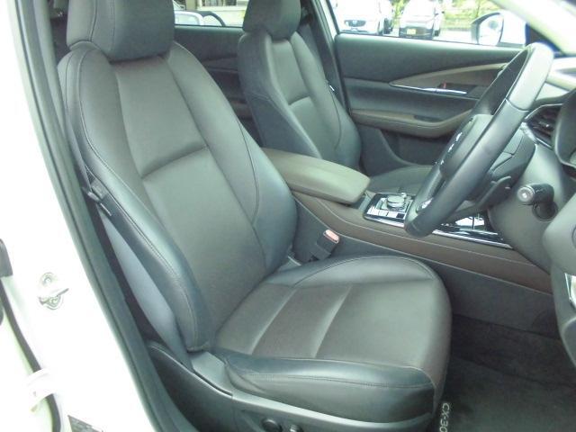 運転席は2メモリー機能付き10WAY電動シートになります。電動シートは微調整しやすく最適なドライビングポジションをお探しいただけます。