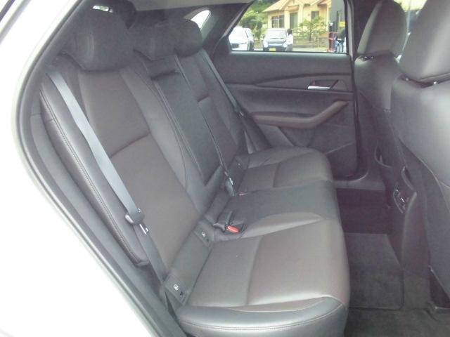 後部座席も広々スペースです。大きな座面でリクライニング無しでもゆったりロングドライブをお楽しみいただけます。前席センターコンソール部後方にエアコン吹き出し口も設置されております。