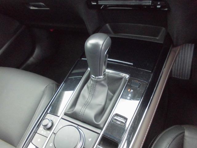 ロックアップ領域を拡大し、よりスムーズでダイレクトなドライビングフィールを実現したスカイアクティブドライブ（マニュアルモード付6速AT）を搭載しています。