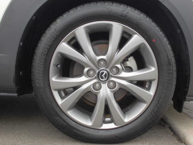 18インチ純正アルミホイールを装備。タイヤサイズは215/55R18となります。