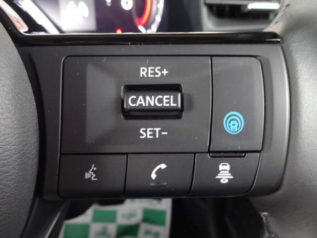 プロパイロットスイッチ！速度を設定するとアクセルを踏んでなくても走ります。高速道路等の運転に便利な機能です。