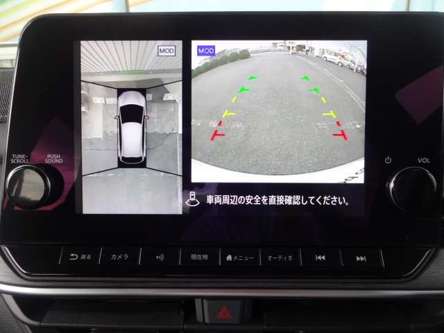 アラウンドビューモニター画像になります。4方向のカメラ画像を合成をし、上から見たような画像にしバック駐車時の死角を無くします。