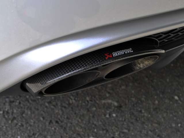 アクラポビッチエボリューションライン・カーボンエンド　定価￥854,000-　https://www.h-c.co.jp/brand/list-akrapovic/