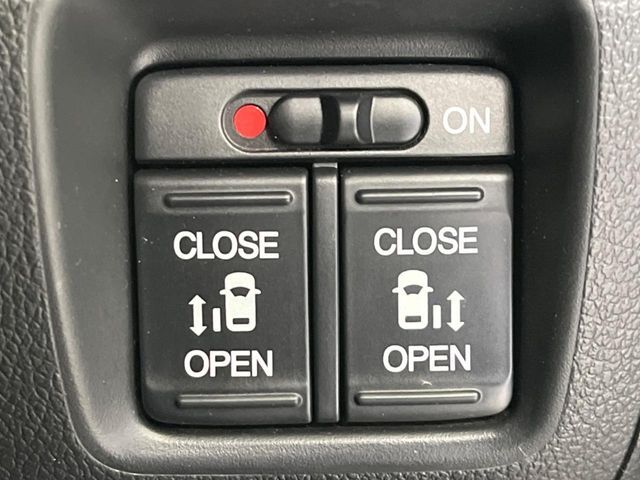 【両側パワースライドドア】スマートキーや運転席のスイッチで後席両側スライドドアの開閉が可能♪電動だから力を入れてドアを開ける必要が無く、小さなお子様でも簡単に開け閉めでき快適です♪