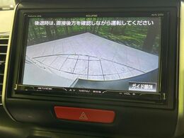 【バックカメラ】駐車時に後方がリアルタイム映像で確認できます。大型商業施設や立体駐車場での駐車時や、夜間のバック時に大活躍！運転スキルに関わらず、今や必須となった装備のひとつです！