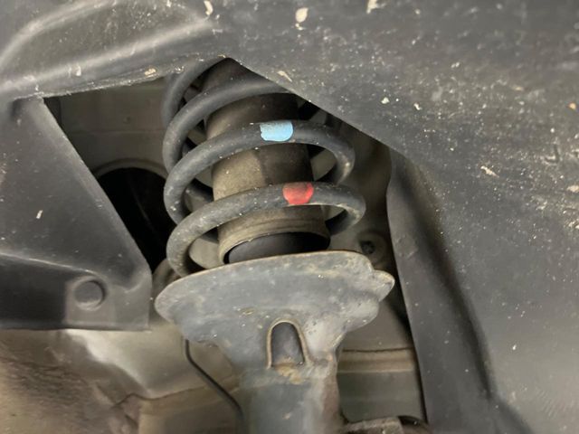 お車を安心してお乗りいただく為には、足回りの定期点検が欠かせません。サービスサポート（有償保証）では無料点検もご提供しており、安心のカーライフをお過ごしいただけるサポート体制が整っています。