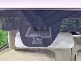 【スズキ　セーフティサポート】走行中に前方の車両等を認識し、衝突しそうな時は警報とブレーキで衝突回避と被害軽減をアシスト。より安全にドライブをお楽しみいただけます。