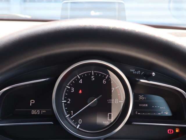 運転視界の遠方上方に虚像を投影することで前を見ながら情報の視認ができます。本当にドライバーが必要な情報を適切に伝え、楽しんで頂くことを考えた新世代装備です。※虚像は1.5m前方に浮かぶイメージです。