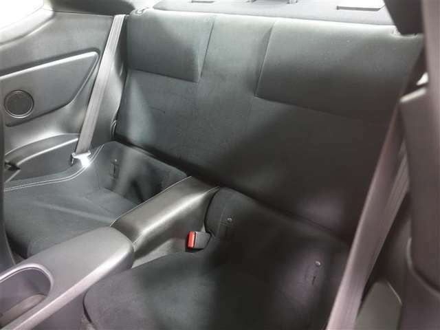 しっかりとした厚みのあるシートで振動や騒音を低減、長時間のドライブでも疲れません！