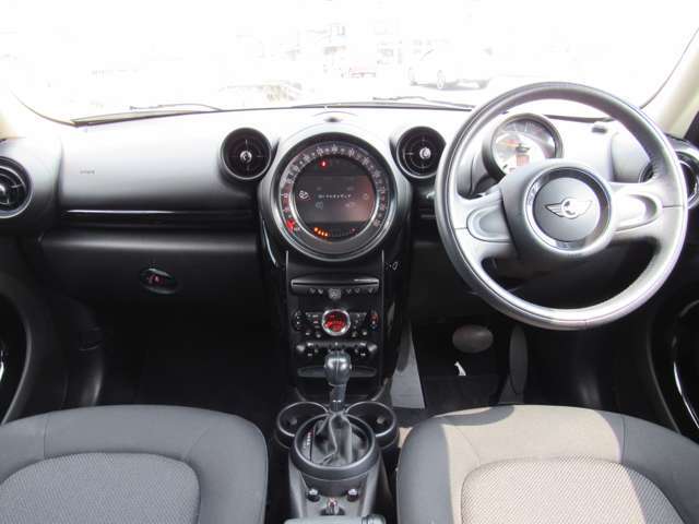 当社は三井住友海上火災保険の代理店です。任意保険は車の乗り換えの時に見直しが必要です。保険の資格を持ったスタッフが保険金額や保険内容など、お客様に合わせて最善の保険内容をご提案させて頂きます♪