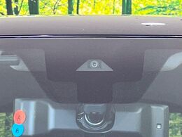 【インテリジェントエマージェンシーブレーキ】フロントカメラで前方の車両や歩行者を検知。衝突しそうな時は衝突被害軽減ブレーキが作動、衝突回避をサポート。より安全にドライブをお楽しみいただけます。