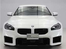 ♪BMWの代名詞といえるキドニー・グリル、一目でそれと分かる精悍な顔立ち。ホフマイスターキンクやキャラクターラインと呼ばれる側面デザインにより前傾姿勢を強調したスタイルは、走りを重視したBMWならでは