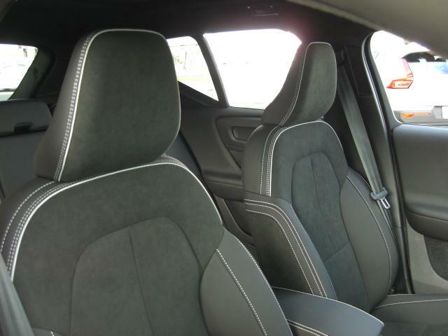 前席8ウェイパワーシート（運転席には2名様分の、ドアミラー連動メモリー機能付）環境に配慮した。100％レザーフリーのインテリアを採用
