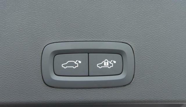 パワーテールゲートも標準装備、車内のスイッチ、リモコンキー、ハンズフリーでの開閉も可能