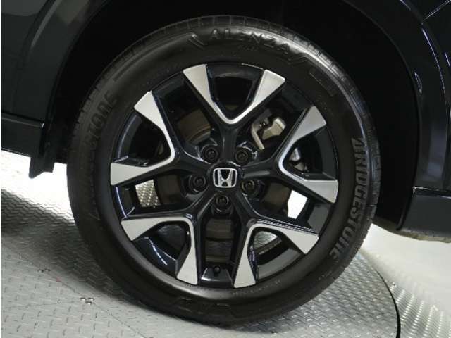 アルミホイール装着車です！これで足元まわりもおしゃれにきまります！