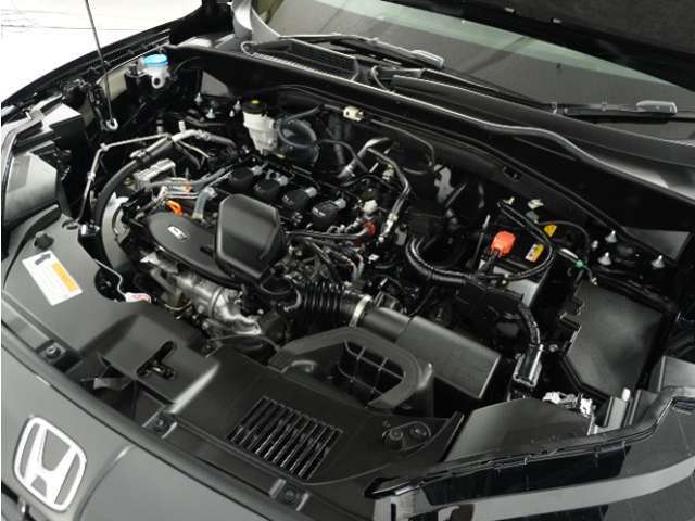 エンジンは車の心臓部分です。このエンジンルームが汚いとトラブルの基になります。当店は専用の液剤を使って徹底的に綺麗にします。