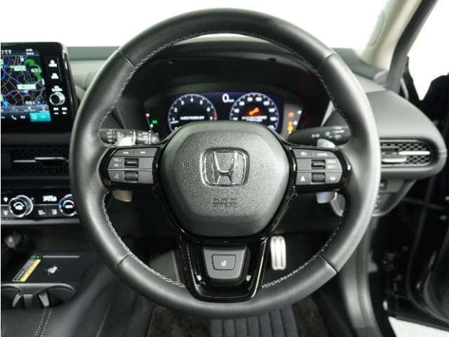 【Honda SENSING】 カメラ等装置で精度の高い検知能力を発揮、安全運転を支援します。ステアリング上のコントローラーに注目！