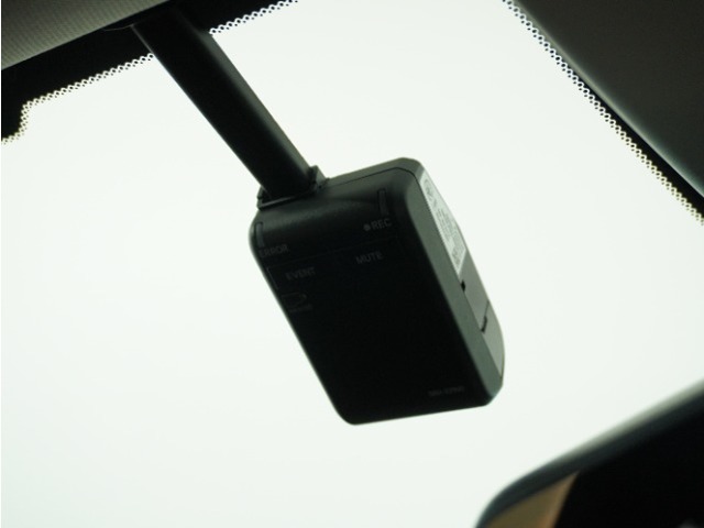 ◆ドライブレコーダー◆映像・音声などを記録する自動車用の装置です。　もしもの事故の際の記録はもちろん、旅行の際の思い出としてドライブの映像を楽しむことができます。