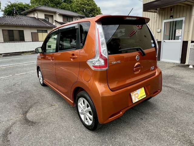 商談スペースにはゆったりとしたソファもございますので、ご家族様、ご友人様とお気軽にお越しください。