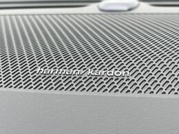 【harman　kardon】ハーマンカードンのHi-Fiスペシャリストと共に、モデル別に開発・設計された専用チューニングが臨場感溢れる音響空間を実現しています。