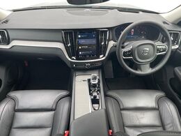 Googleナビ搭載のV60！最新モデルでさらにオプション装備も盛りだくさん！こんな贅沢な車はない！安全装備や快適装備も標準層となっております！スタッフお勧めの一台です！
