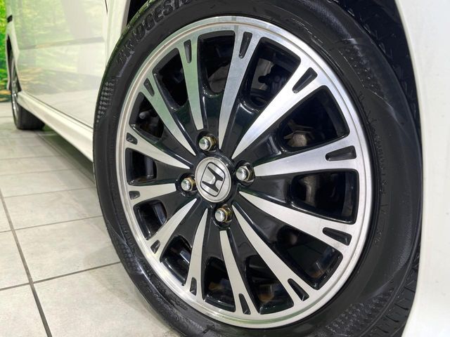 【グレード専用純正15インチアルミホイール】デザイン性の高い純正アルミホイールを装着しております。各種社外アルミホイールや、スタッドレスタイヤも取扱いしております。是非ご相談ください♪